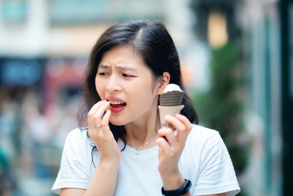 woman with tooth pain