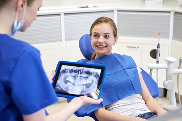 child speaks to dentist